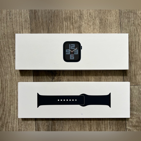 Apple Watch SE 2nd Gen A2722 MR9X3LL/A 40mm GPS Midnight Case w/ Band Sealed - Picture 1 of 6